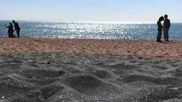 ساحل نقره ای هرمز؛ سمفونی درخشش ذرات در قلب خلیج فارس